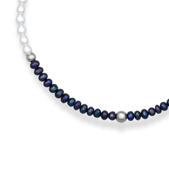 Women's pearl choker with magnetic clasp