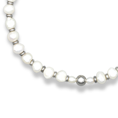 Elegant women's pearl necklace with silver accents